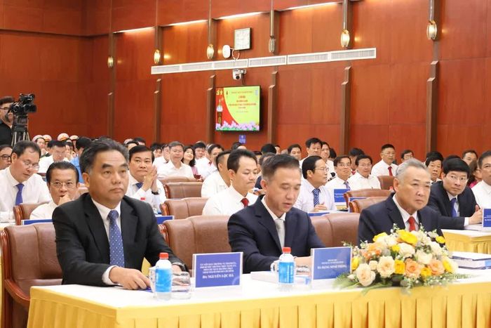 Đại biểu tham dự buổi lễ.