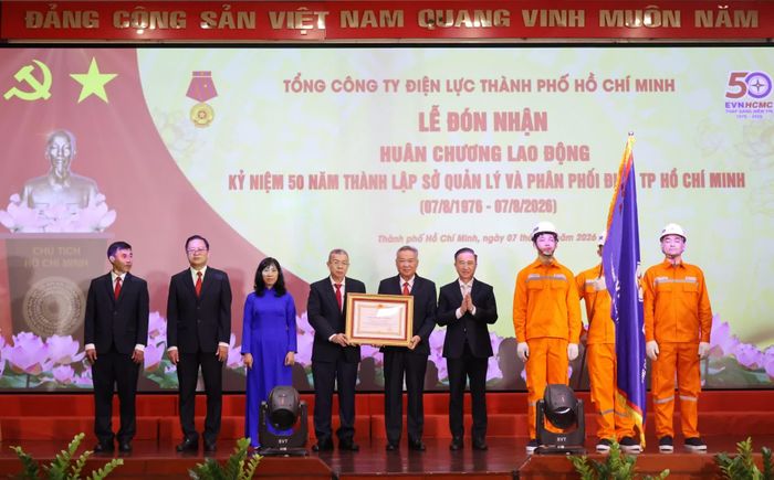 Thừa ủy quyền của Chủ tịch nước, Phó Bí thư Thành ủy TP Hồ Chí Minh Đặng Minh Thông trao tặng Huân chương Lao động hạng Ba cho EVNHCMC.