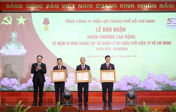 Thừa ủy quyền của Chủ tịch nước, Phó Chủ tịch Thường trực UBND thành phố Nguyễn Lộc Hà trao tặng Huân chương Lao động hạng Nhì cho 3 cá nhân thuộc EVNHCMC.