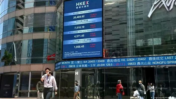 Việc cơ quan thuế Trung Quốc đưa thu nhập từ các hợp đồng bảo hiểm ở nước ngoài vào diện chịu thuế từ tháng 5 đã khiến cổ phiếu của các công ty bảo hiểm tại Hong Kong đồng loạt giảm giá. Ảnh: IMAGO.