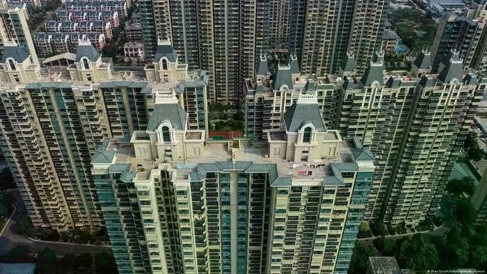 Giá nhà ở Trung Quốc hiện giảm 1/3 so với năm đỉnh 2021 nhưng vẫn không bán được. Ảnh: DW.