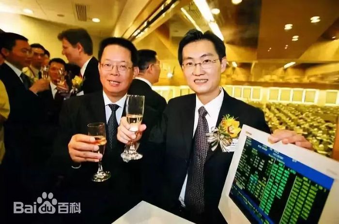 Mã Hóa Đằng sau khi Tencent lên sàn chứng khoán Hồng Kông thành công năm 2004. Ảnh: Baidu.