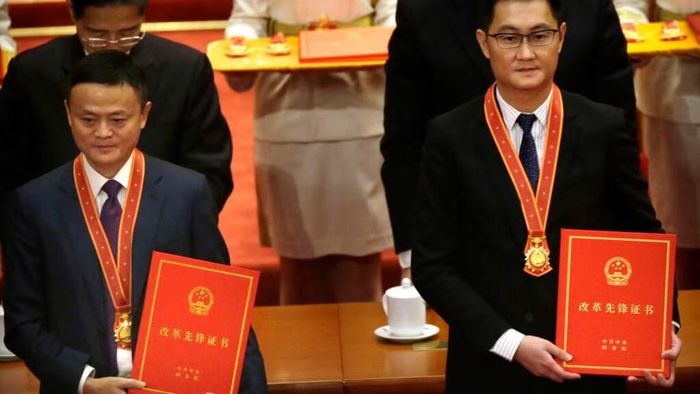 Cùng người bạn thân thiết Jack Ma nhận Giải thưởng Tiên phong cải cách. Ảnh: Sohu.