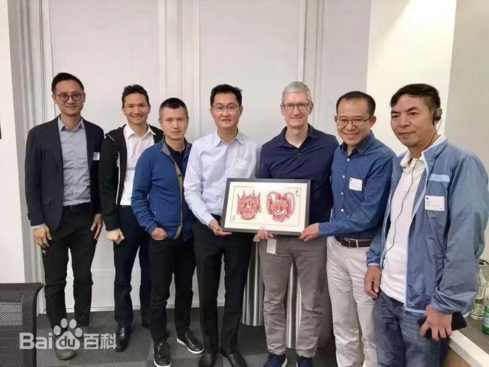 Đón CEO Apple Tim Cook đến thăm Tencent. Ảnh: Baidu.