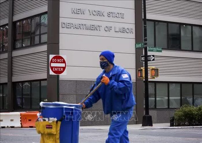 Nhân viên quét dọn làm việc tại New York, Mỹ. Ảnh: THX/TTXVN