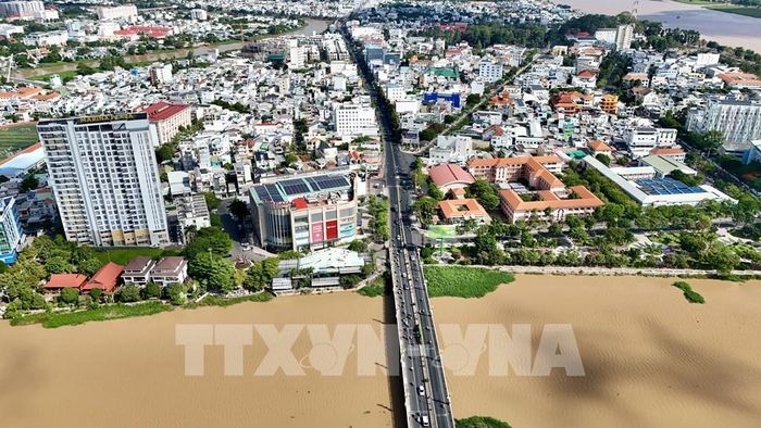 Diện mạo đô thị Long Xuyên đang đổi thay mạnh mẽ, hướng tới trở thành một trong những trung tâm đầu mối và cảng lúa gạo quan trọng của vùng Đồng bằng sông Cửu Long. Ảnh: Thanh Sang - TTXVN