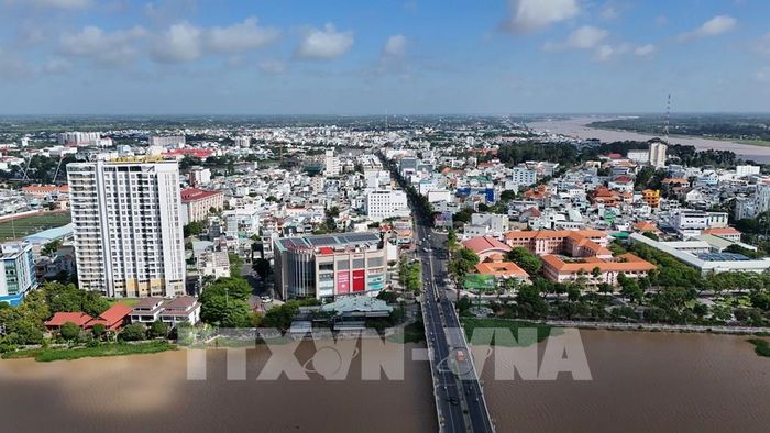 Những khu dân cư, công trình thương mại và dịch vụ hình thành diện mạo đô thị năng động của Long Xuyên. Ảnh: Thanh Sang - TTXVN