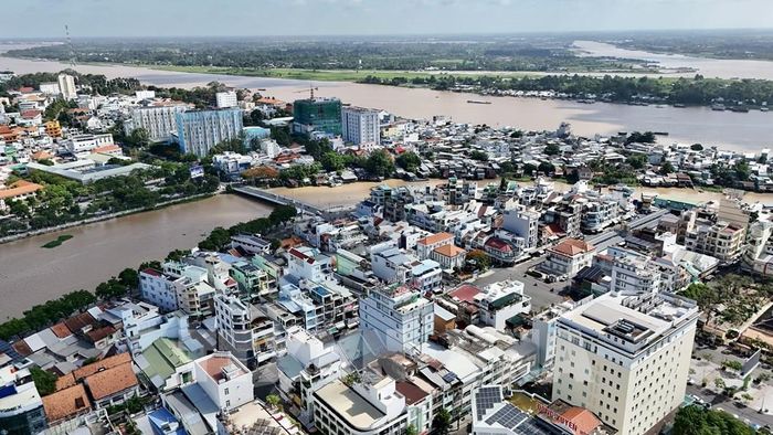Đô thị Long Xuyên phát triển dọc bờ sông Hậu, tạo lợi thế kết nối giao thông thủy, thương mại và logistics nông nghiệp của vùng. Ảnh: Thanh Sang - TTXVN