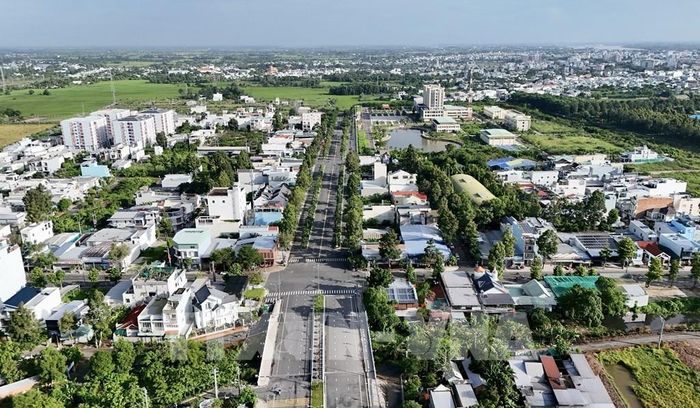 Hệ thống hạ tầng giao thông ngày càng hoàn thiện, góp phần mở rộng không gian phát triển đô thị Long Xuyên theo hướng hiện đại. Ảnh: Thanh Sang - TTXVN