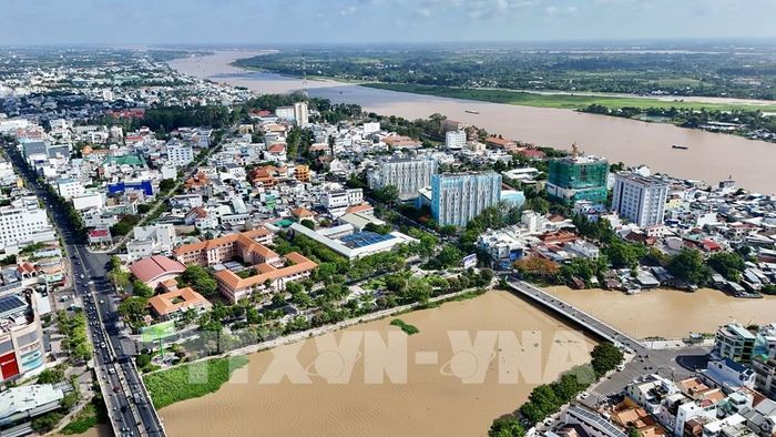 Đô thị Long Xuyên phát triển dọc bờ sông Hậu, tạo lợi thế kết nối giao thông thủy, thương mại và logistics nông nghiệp của vùng. Ảnh: Thanh Sang - TTXVN