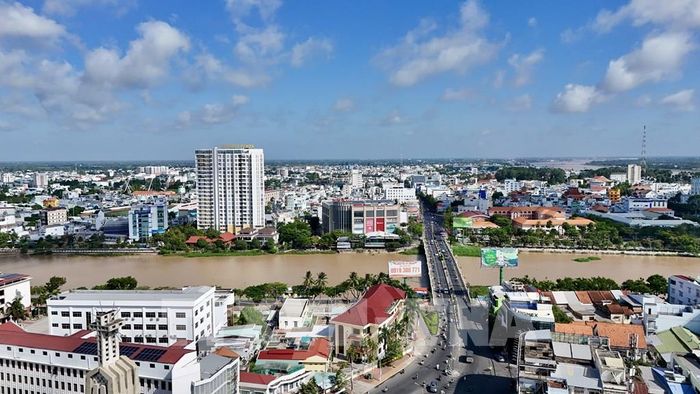 Quốc lộ 91 tuyến giao thông huyết mạch kết nối Long Xuyên với các địa phương trong vùng Đồng bằng sông Cửu Long, tạo động lực để đô thị phát triển thương mại, dịch vụ, logistics. Ảnh: Thanh Sang - TTXVN