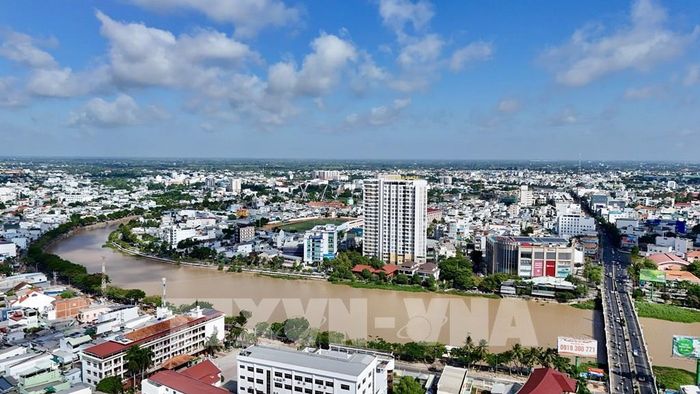 Một góc đô thị Long Xuyên dọc theo sông Long Xuyên với hệ thống hạ tầng, khu dân cư và các công trình đô thị phát triển đồng bộ, hiện đại. Ảnh: Thanh Sang - TTXVN