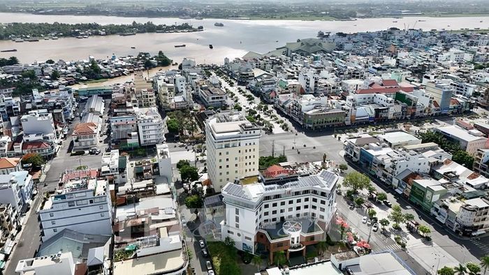 Diện mạo đô thị Long Xuyên đang đổi thay mạnh mẽ, hướng tới trở thành một trong những trung tâm đầu mối và cảng lúa gạo quan trọng của vùng Đồng bằng sông Cửu Long. Ảnh: Thanh Sang - TTXVN