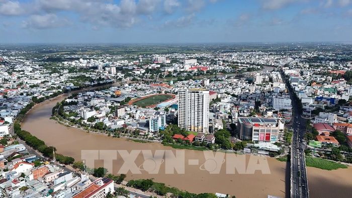 Một góc đô thị Long Xuyên dọc theo sông Long Xuyên với hệ thống hạ tầng, khu dân cư và các công trình đô thị phát triển đồng bộ, hiện đại. Ảnh: Thanh Sang - TTXVN