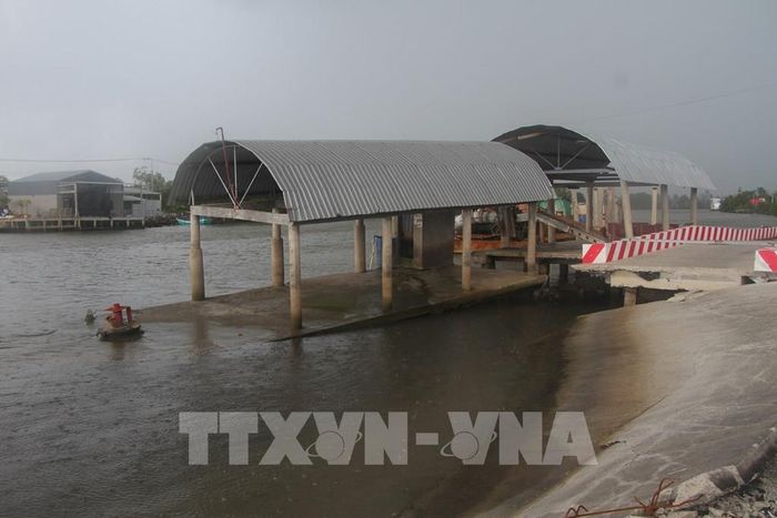 Sạt lở gây thiệt hại lớn về nhà cửa và đường giao thông nông thôn, gây khó khăn cho đời sống và giao thương của người dân Cà Mau. Ảnh: Chanh Đa - TTXVN