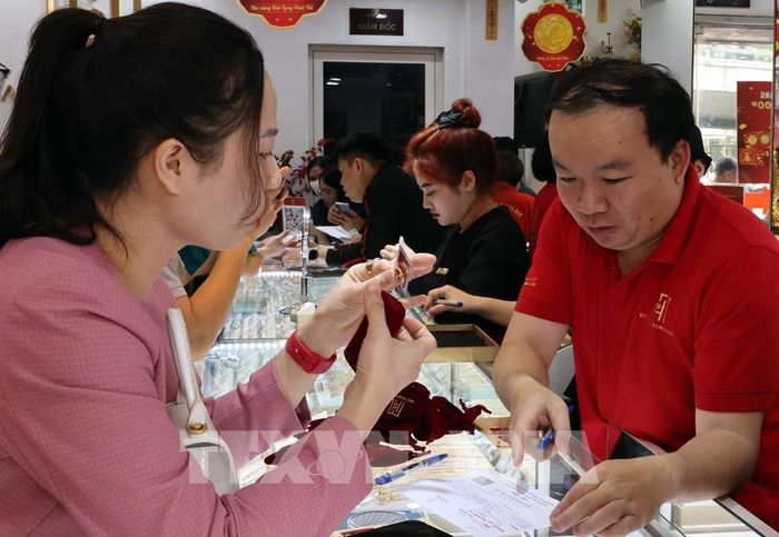 Tính chung cả tuần, giá vàng SJC đã tăng 3 triệu đồng/lượng ở chiều bán ra và 4 triệu đồng/lượng ở chiều mua vào. Ảnh minh hoạ: Trần Việt - TTXVN