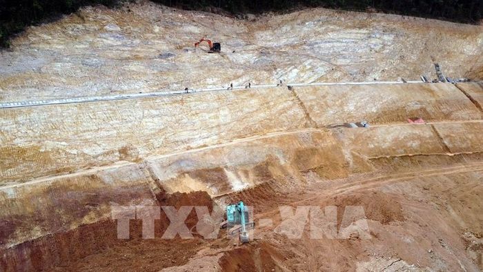 Đồi Phòng Không, xã Tuyên Phú (Quảng Trị) được hạ thấp độ cao kết hợp xây dựng hệ thống chống xói lở với tổng kinh phí khoảng 45 tỷ đồng. Ảnh: Tá Chuyên - TTXVN