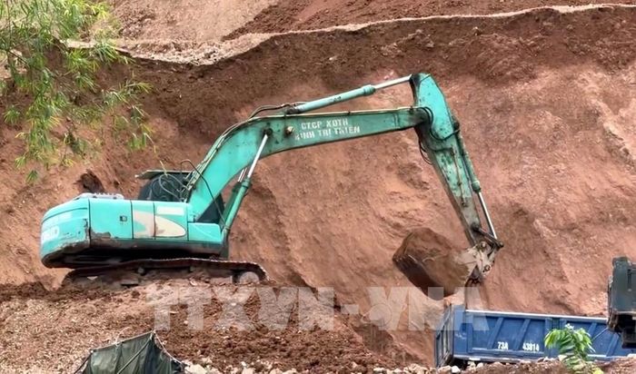 Các phương tiện, máy móc được huy động để tập trung thi công dự án xử lý chống sạt lở tại đồi Phòng Không, xã Tuyên Phú (Quảng Trị) trước mùa mưa bão. Ảnh: Tá Chuyên - TTXVN