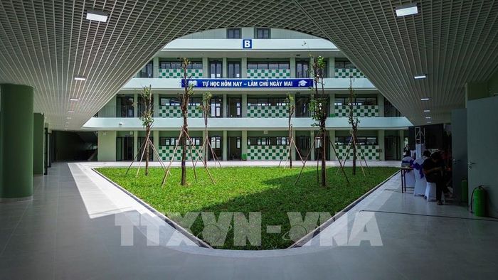 Một góc khuôn viên Trường Trung học cơ sở Nguyễn Thái Học được xây dựng khang trang, hiện đại. Ảnh: Giang Phương - TTXVN