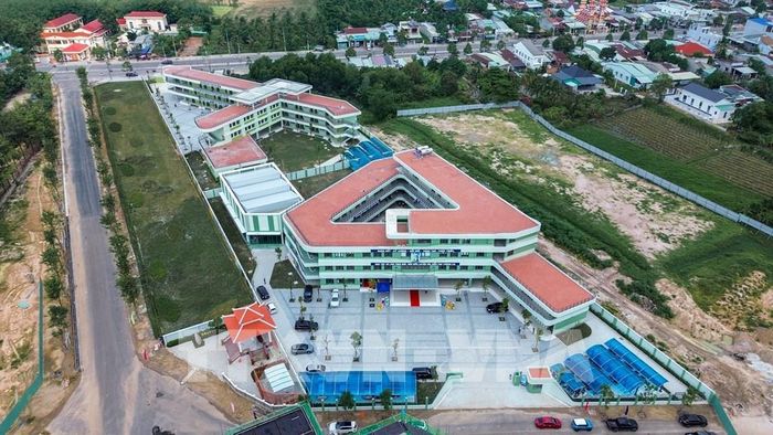 Trường Trung học cơ sở Nguyễn Thái Học và Trường Tiểu học Duy Tân hoàn thành ngay trước thềm năm học mới. Ảnh: Giang Phương - TTXVN