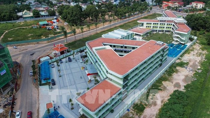 Trường Trung học cơ sở Nguyễn Thái Học và Trường Tiểu học Duy Tân được đầu tư xây dựng với kiến trúc hiện đại, góp phần hoàn thiện hạ tầng giáo dục tại địa phương. Ảnh: Giang Phương - TTXVN