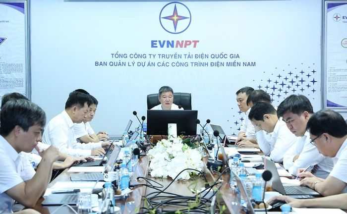 Quyền Tổng giám đốc EVNNPT Hoàng Xuân Khôi chủ trì và kết luận tại buổi làm việc. Ảnh: Thắng Trung/BNEWS/TTXVN