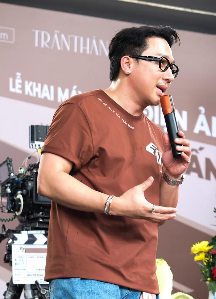 Trấn Thành trong buổi cúng khai máy phim điện ảnh Em, ra mắt Tết 2027.