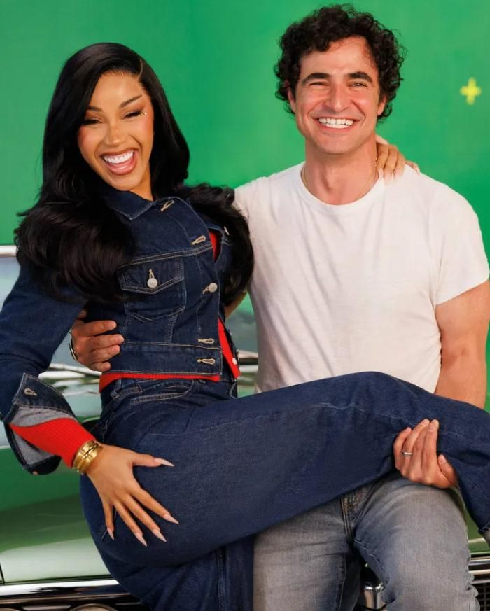 Cardi B và Zac Posen, giám đốc sáng tạo của Old Navy. Ảnh: Old Navy