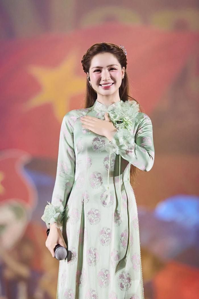 Hành động đẹp của Hòa Minzy đã nhận về phản hồi tích cực từ phía khán giả. Ảnh: FBNV