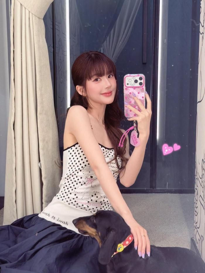 Triệu Lộ Tư luôn thể hiện sự thân thiện, cởi mở mỗi khi xuất hiện ở trên mạng xã hội lẫn ngoài đời. Ảnh: XHS