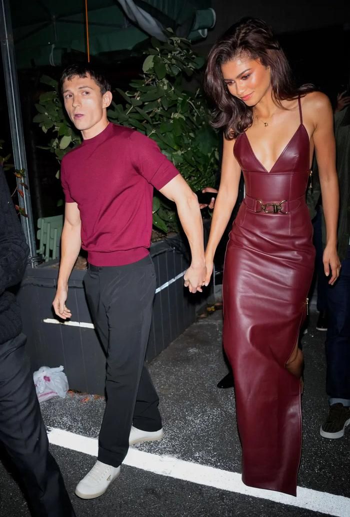 Mới đây, People tiếp tục đưa tin Zendaya và Tom Holland đã tổ chức một buổi tiệc cưới riêng tư tại một khu điền trang ở Surrey, Anh.