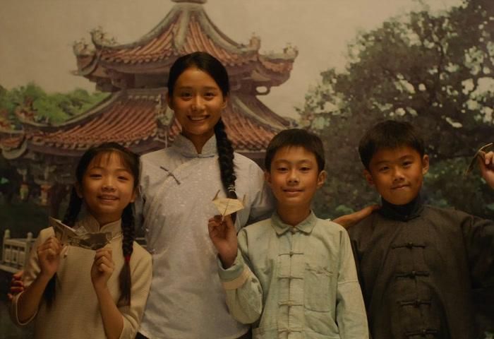 Nếu "kiều phê" tạo nên lớp nền văn hóa, lòng vị tha mới là yếu tố đẩy cảm xúc của bộ phim lên cao.