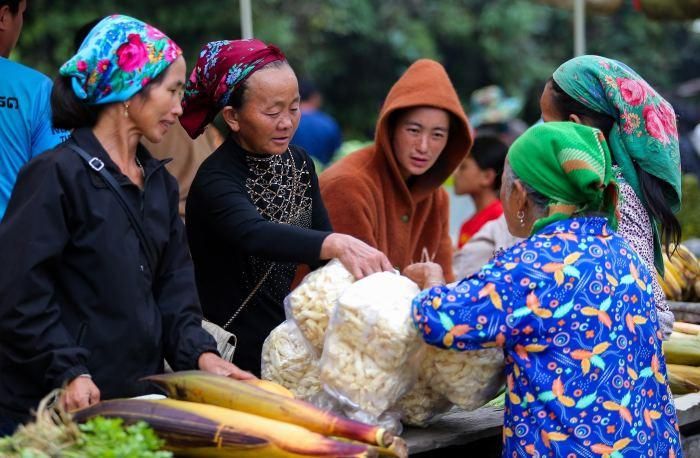 Không khí mua bán ở chợ phiên rất hiền hoà. Ảnh: Sưu tầm