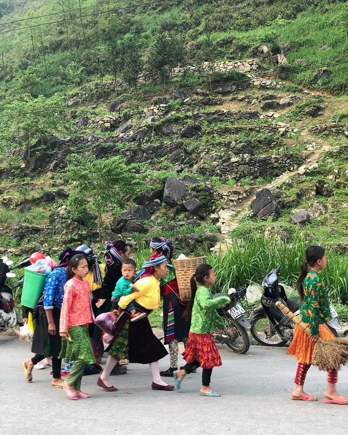 Hình ảnh bà con đeo gùi đựng nông sản, hàng hóa. Ảnh: Sinh quyển Nghệ An