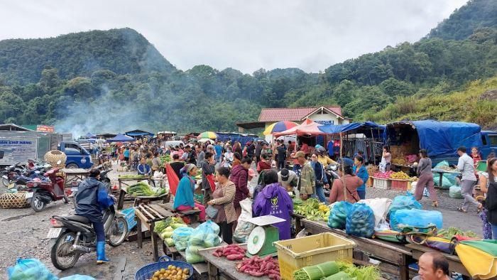 Chợ phiên Nậm Cắn nằm ở vùng cao của Nghệ An . Ảnh: Tạp chí Sông Lam