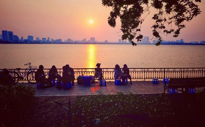 Hoàng hôn ở Hồ Tây. Ảnh: VTV