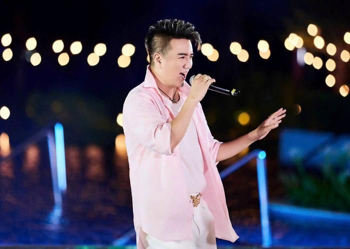 "Theo ánh đèn" như cách Đàm Vĩnh Hưng nói không chỉ là bước về phía ánh hào quang, mà còn là lựa chọn tiếp tục đi ngay cả khi ánh sáng ấy chưa chiếu tới mình.