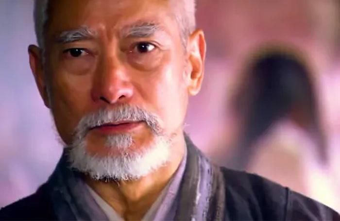 Trong Thiên Long Bát Bộ, Tảo Địa Tăng xuất hiện khá muộn và gần như không có quá nhiều đất diễn, nhưng chỉ một vài lần xuất thủ cũng đủ tạo ra khoảng cách rất lớn với những cao thủ hàng đầu. Ông dễ dàng khống chế Tiêu Viễn Sơn và Mộ Dung Bác, hai nhân vật vốn đã đạt trình độ võ học cực cao, đồng thời hóa giải cuộc đối đầu giữa các cao thủ bằng cách khiến họ nhận ra giới hạn của con đường võ học mà mình đang theo đuổi. Điều đáng chú ý là Tảo Địa Tăng không cần liên tục phô diễn tuyệt kỹ để chứng minh sức mạnh. Sự điềm tĩnh, khả năng hóa giải đòn đánh và khoảng cách cảnh giới với những nhân vật còn lại mới là yếu tố khiến ông thường được xem như một trong những cao thủ đáng sợ nhất của Kim Dung.
