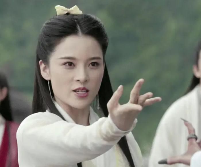 Hoàng Sam Nữ Tử gây chấn động giang hồ khi dùng tay không dễ dàng khuất phục Chu Chỉ Nhược tại đại hội Đồ Sư. Ảnh: Sohu