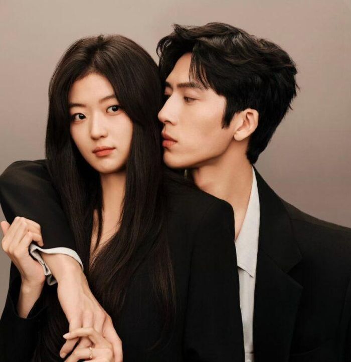 Đại diện nổi bật của dòng phim ngôn tình hiện đại là Đầu Xuân Tươi Sáng, chuyển thể từ tiểu thuyết cùng tên của Cô Nương Đừng Khóc. Phim theo chân hành trình kéo dài suốt 10 năm của Loan Niệm và Thượng Chi Đào, từ những ngày đầu chập chững nơi công sở đến khi trưởng thành trong sự nghiệp và tình cảm. Mô-típ "sếp và nhân viên", kết hợp yếu tố chia ly rồi tái hợp sau nhiều năm, mang đến câu chuyện vừa gần gũi vừa giàu cảm xúc về tình yêu, sự trưởng thành và hành trình chữa lành những tổn thương trong quá khứ.