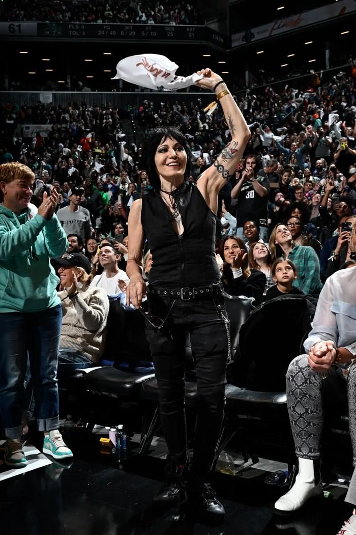 Joan Jett nổi tiếng từ thập niên 1970 khi hoạt động cùng ban nhạc The Runaways. 