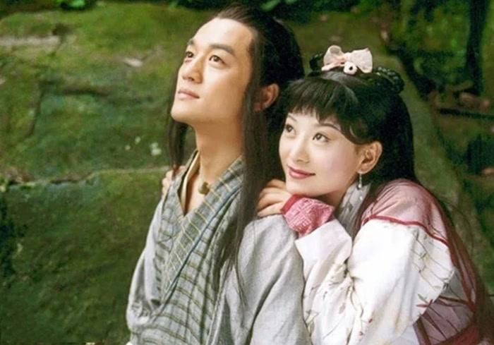 Lệnh Hồ Xung và Nhạc Linh San từng có mối quan hệ gắn bó từ thuở nhỏ, nhưng cuối cùng lại trở thành một trong những chuyện tình dang dở đáng tiếc của Tiếu Ngạo Giang Hồ. Lệnh Hồ Xung dành tình cảm sâu sắc cho tiểu sư muội, nhưng Nhạc Linh San dần hướng về Lâm Bình Chi, người xuất hiện với mục đích trả thù và những toan tính riêng. Khi mối quan hệ giữa họ thay đổi, Lệnh Hồ Xung chỉ có thể chấp nhận đứng ngoài nhìn người mình yêu lựa chọn người khác. Bi kịch lên đến đỉnh điểm khi Nhạc Linh San bị chính Lâm Bình Chi sát hại. Trước khi qua đời, nàng vẫn cầu xin Lệnh Hồ Xung không trả thù chồng mình. Với Lệnh Hồ Xung, tình yêu ấy không chỉ kết thúc bằng sự chia lìa mà còn để lại một nỗi đau khó quên trước khi chàng tìm được hạnh phúc bên Nhậm Doanh Doanh.