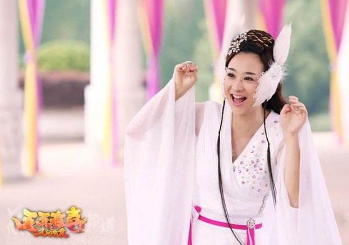 Nếu nhắc đến phim cổ trang thần thoại từng khiến khán giả Việt cày đi cày lại, Thiên Thiên Hữu Hỷ chắc chắn là cái tên khó bỏ qua. Phim kể về những mối duyên giữa con người và hồ ly, nổi bật là chuyện tình của Lưu Phong và Cửu Muội. Một bên là chàng tiều phu hiền lành, một bên là cô nàng hồ ly tinh nghịch, từ những cuộc gặp gỡ đầy trớ trêu dần nảy sinh tình cảm. Điểm khiến phim hấp dẫn nằm ở sự pha trộn giữa hài hước, tình cảm, thần thoại và những màn trừ yêu. Dàn nhân vật đông đảo với tính cách khác biệt cũng tạo nên vô số tình huống khiến khán giả vừa cười vừa hồi hộp. Sau thành công của phần đầu, Thiên Thiên Hữu Hỷ Chi Nhân Gian Hữu Ái tiếp tục đưa khán giả trở lại thế giới hồ ly, yêu quái và những mối tình nhiều trắc trở.