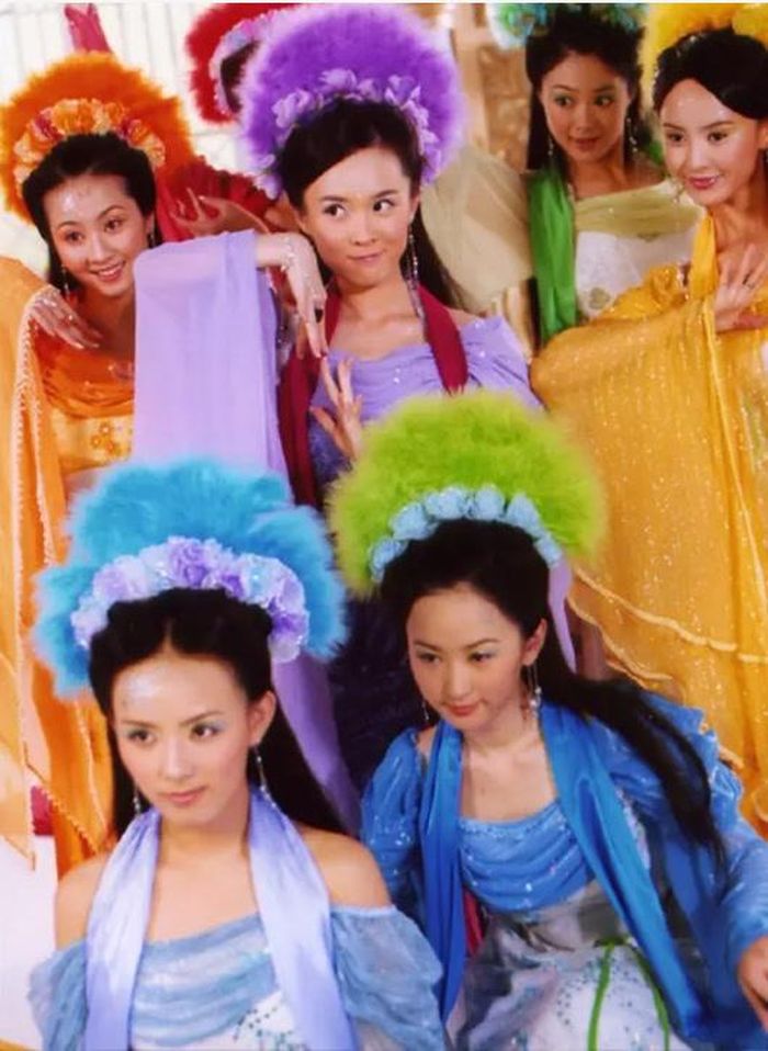 Thất Tiên Nữ là một trong những bộ phim thần thoại gắn liền với ký ức của thế hệ khán giả 8X, 9X. Phim xoay quanh bảy nàng tiên là con gái của Vương Mẫu nương nương, mỗi người sở hữu một tính cách và màu sắc riêng. Câu chuyện nổi bật nhất là mối tình giữa Thất công chúa Tử Nhi và Đổng Vĩnh. Từ một lần xuống trần, Tử Nhi gặp chàng trai phàm trần Đổng Vĩnh rồi đem lòng yêu anh. Vì tình yêu, nàng chấp nhận từ bỏ tiên cách, mở ra hàng loạt biến cố giữa tiên giới và nhân gian. Không chỉ có chuyện tình tiên phàm, phim còn gây ấn tượng bởi hình ảnh bảy nàng tiên xinh đẹp, những bộ trang phục nhiều màu sắc và tuyến nhân vật phản diện đầy kịch tính.