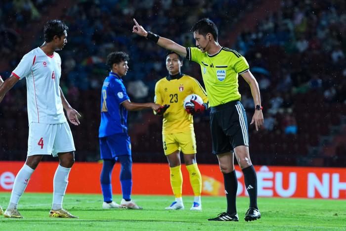 HLV Andersen không giấu được sự tức giận sau khi Myanmar thua Thái Lan 0-2 và bị loại khỏi AFF Cup 2026. Nhà cầm quân này cho rằng đội bóng của ông thất bại bởi những quyết định từ tổ trọng tài. Ảnh: FAT