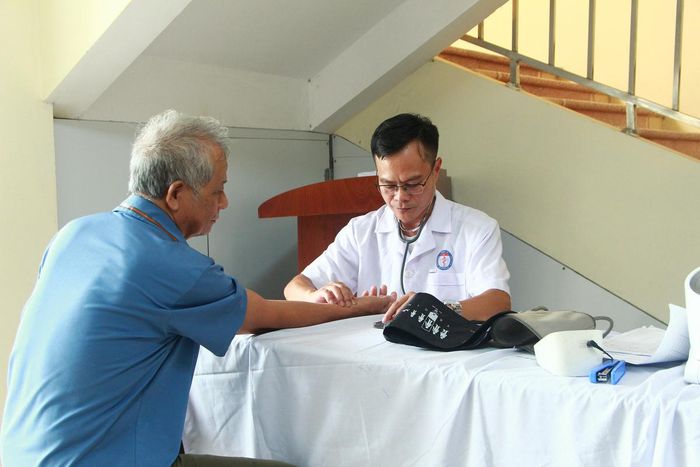 Bác sĩ thăm khám cho người dân tại trạm y tế.
