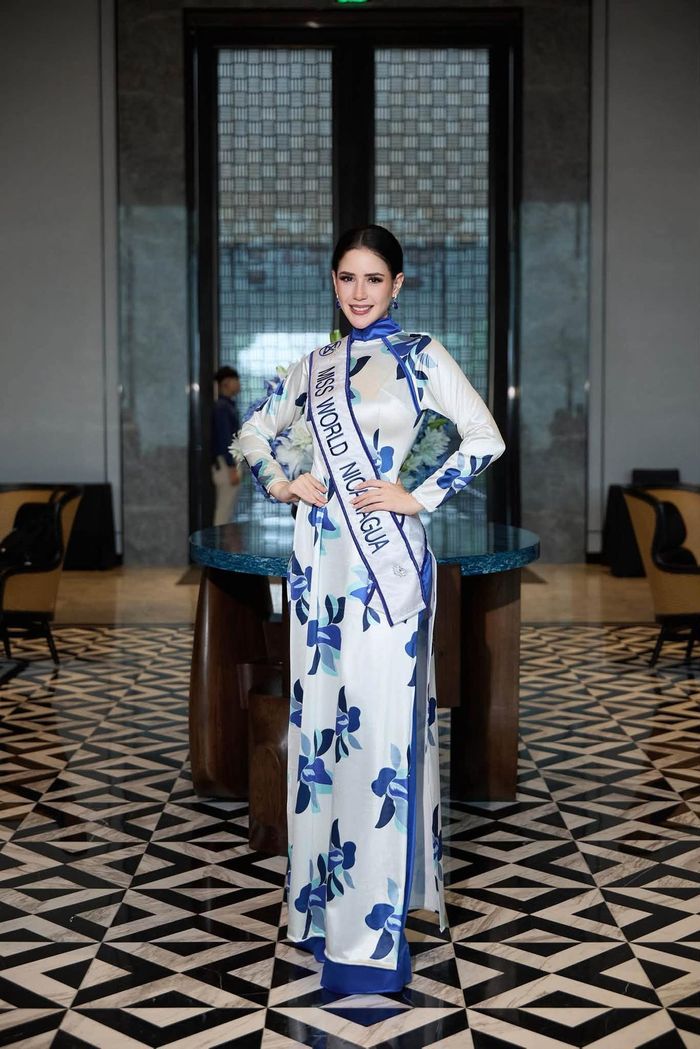 Hoa hậu Nicaragua cũng diện áo dài trong ngày đầu nhập cuộc