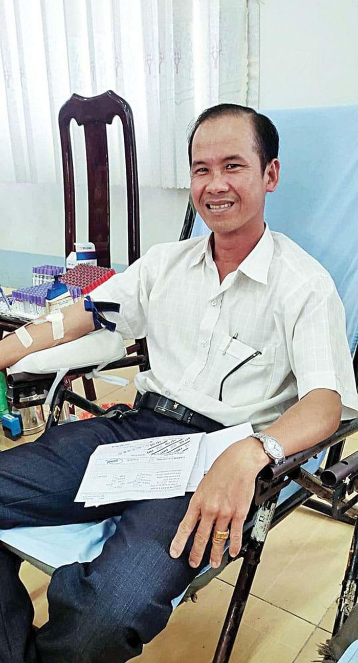 Thầy Long đã hiến máu hai mươi hai lần trong hành trình hai mươi mốt năm đứng lớp.