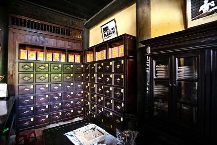 Tủ thuốc và quầy thuốc vẫn được gìn giữ như ngày xưa.