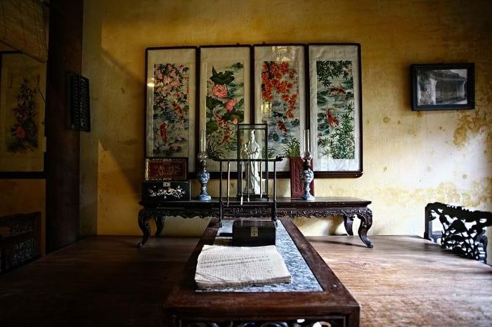 Nhà cổ Đức An còn lưu giữ được rất nhiều đồ đạc, vật dụng, sách cổ. Cách bài trí nội thất gợi nhắc về một thời xa xưa.